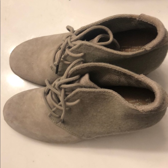 TOMS 6.5 2 inch heels. Worn once - Picture 2 of 4